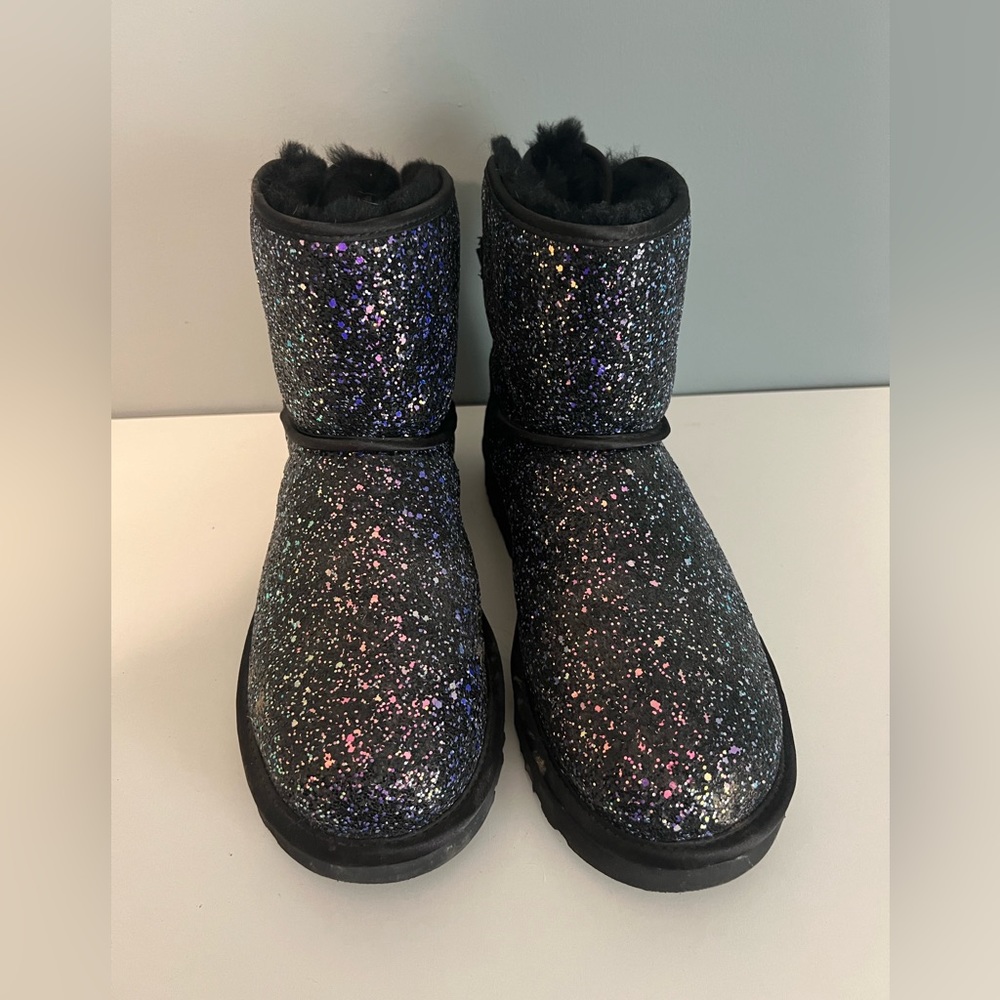 Ugg short bow back boots